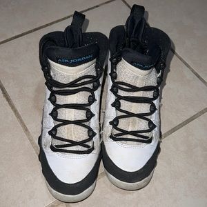 Buys Jordan’s Blue size 3.5